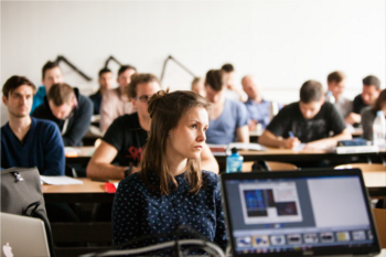 Studentin sitzt aufmerksam im Unterricht